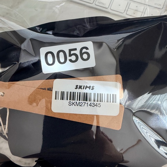 SKIMS BODY UNLINED PLUNGE BODYSUIT BD-THG-9105 Sz XS Shapewear Black Onyx - Picture 5 of 5